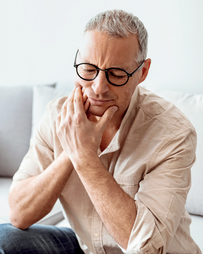 man-holding-jaw-in-pain-800x1000.jpg