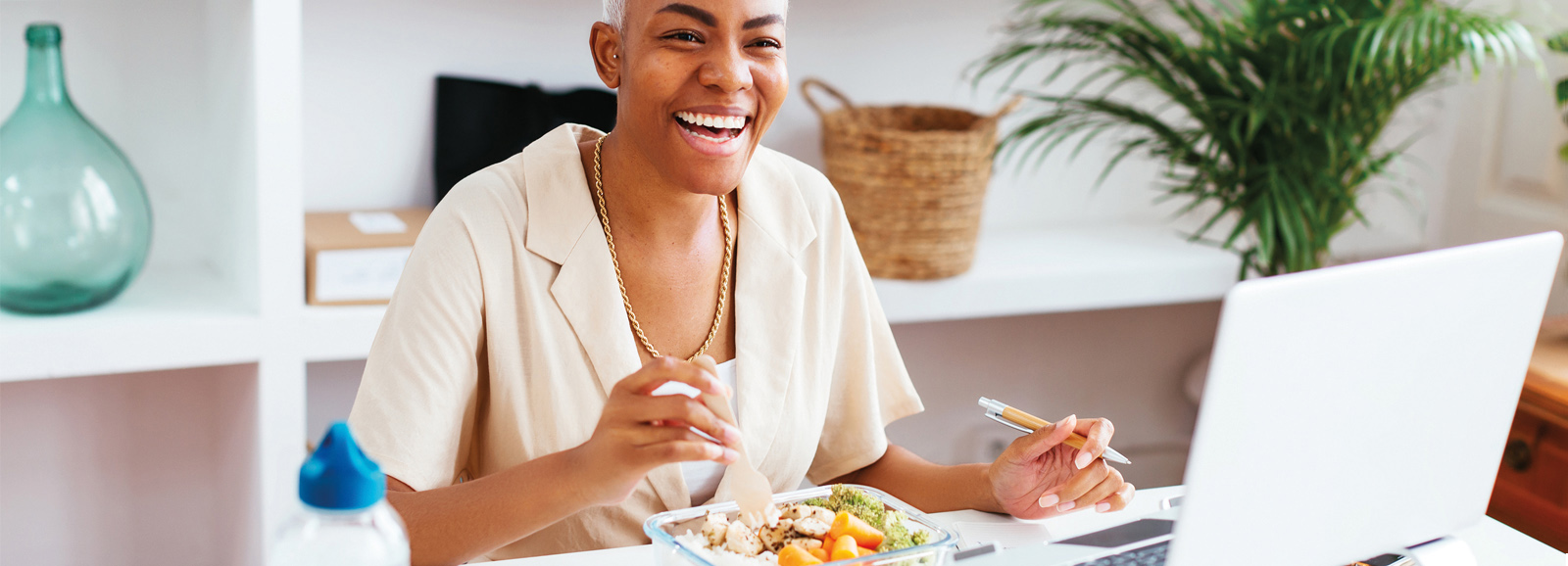 woman-eating-salad-at-desk-1600x578_new.jpg